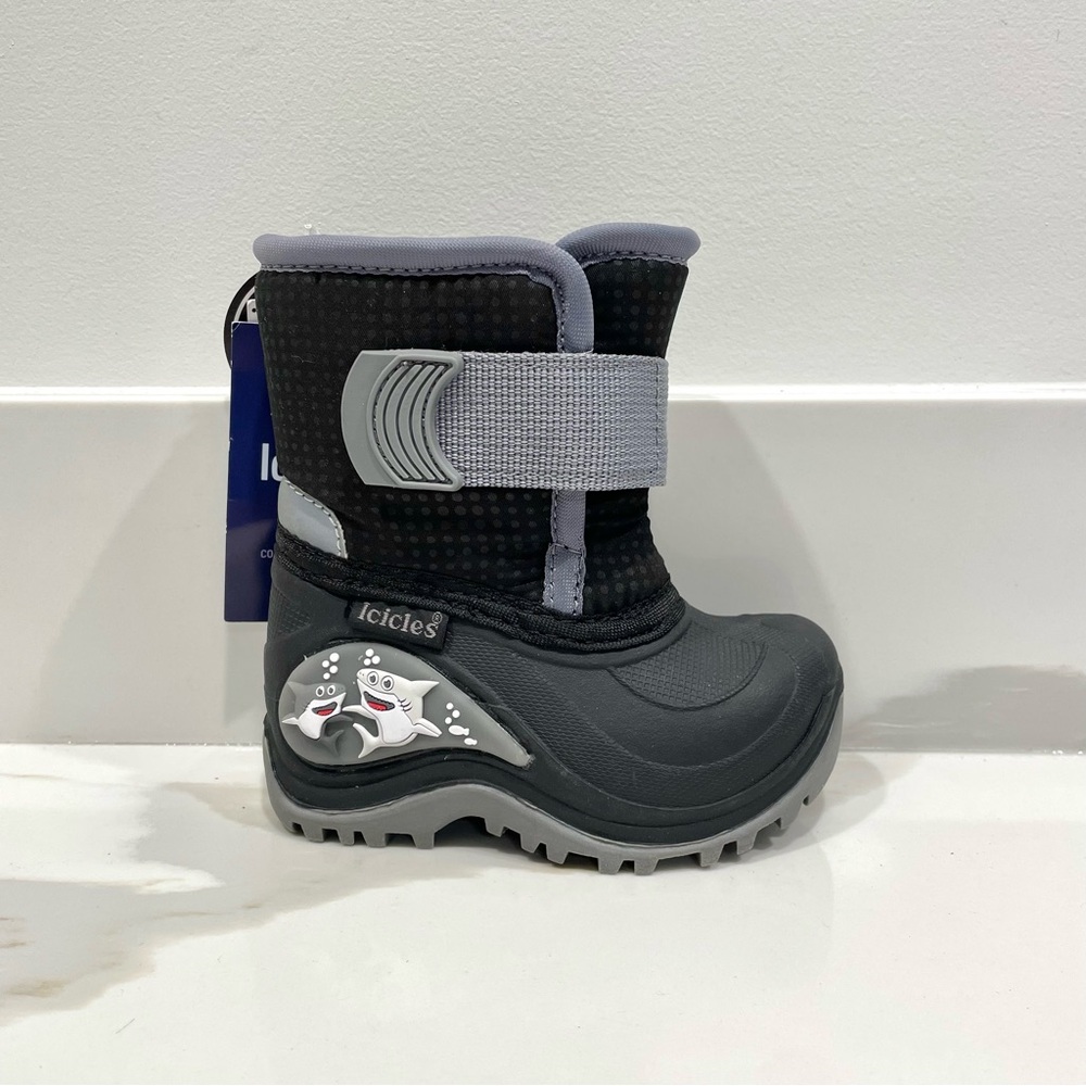 NWT Icicles Shark Light Up Winter Boots (size 5)